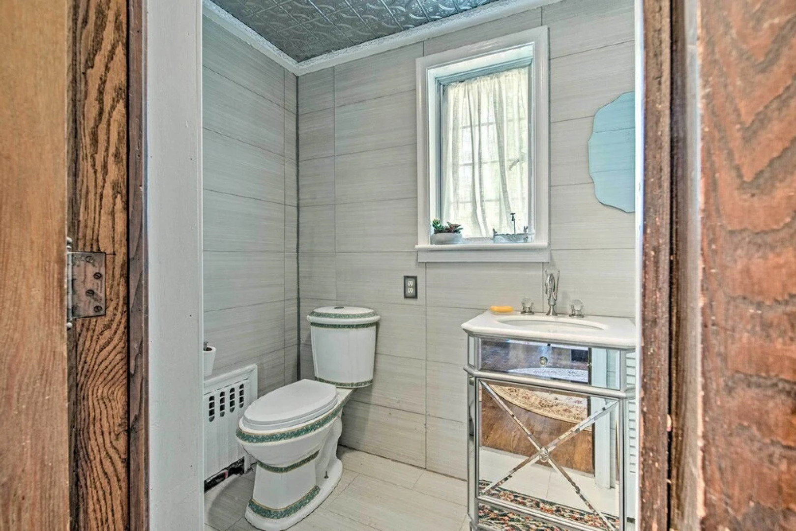 Hot Tub & Mtn Views: Expansive Hazleton Retreat