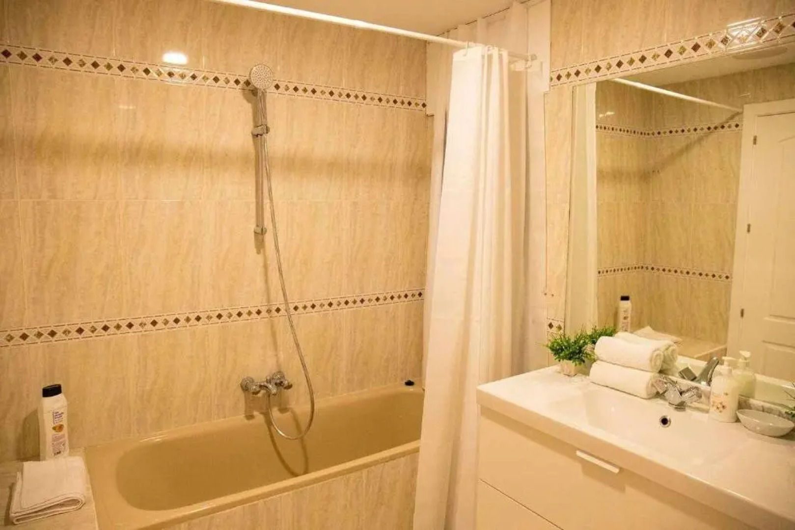 Casa Blanca de La Sierra hasta 24 hasta personas con Piscina Salina y Bbq