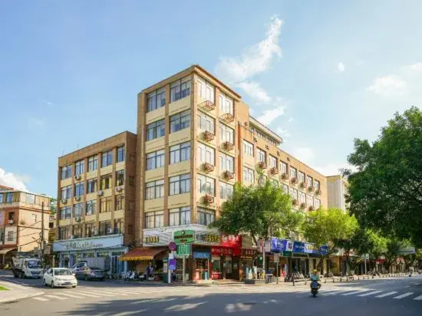 Changtai Hezheng Business Hotel