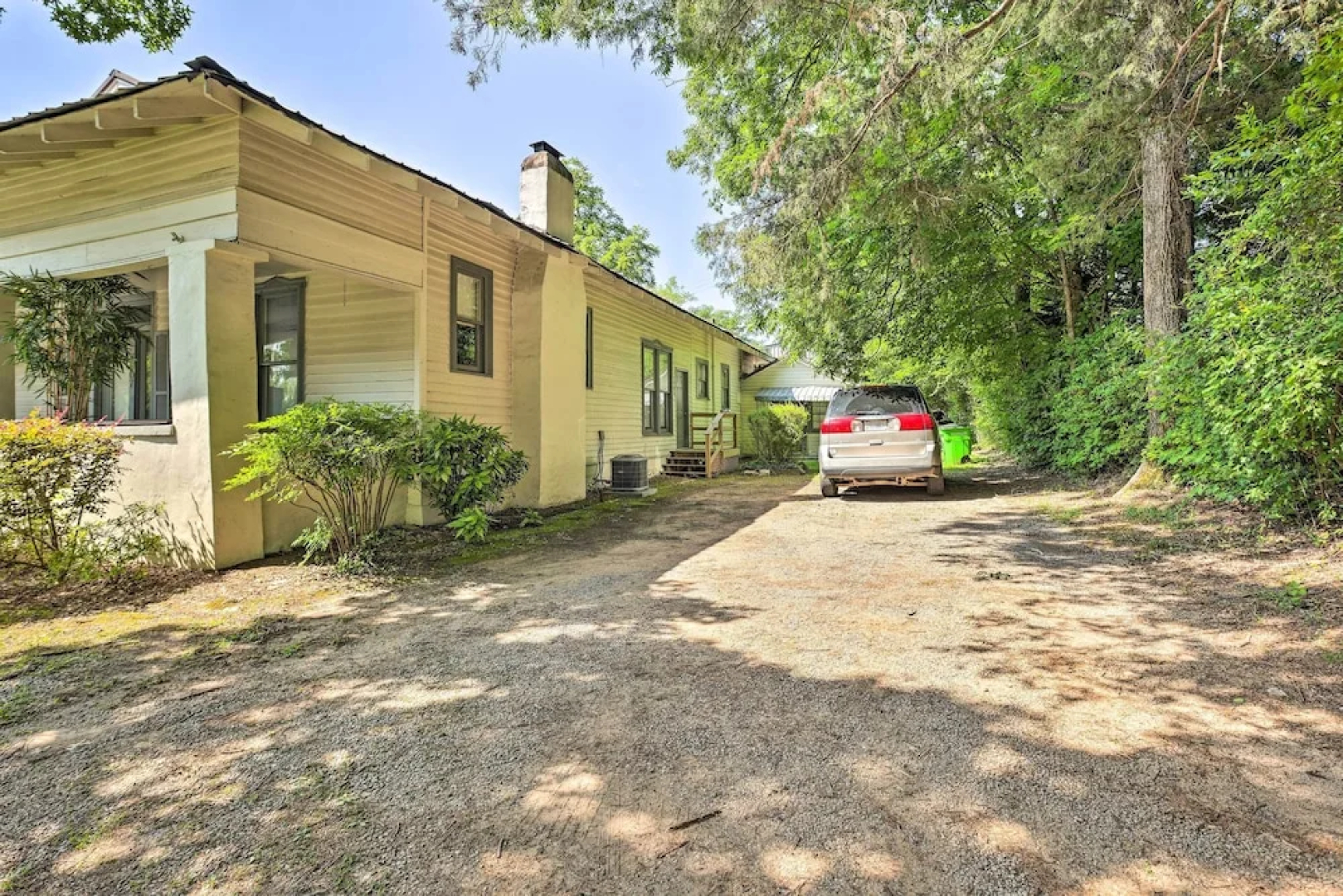 Quaint Leeds Studio w/ Yard ~ 18 Mi to Birmingham!