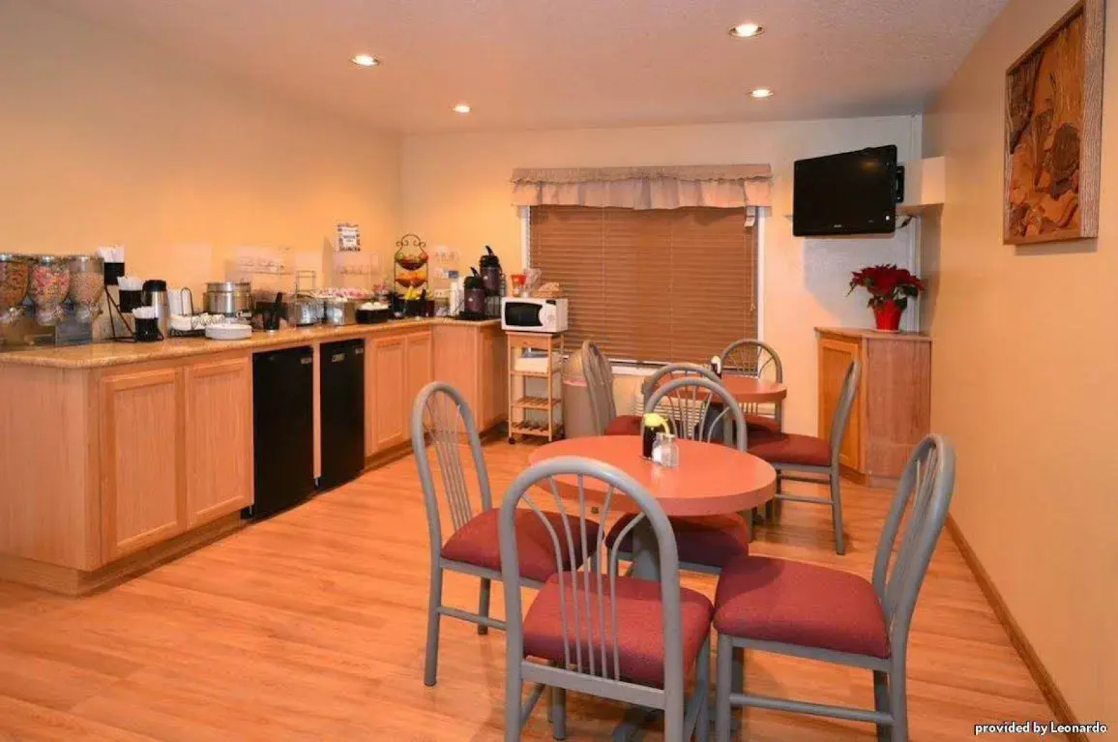 Oakridge Inn & Suites