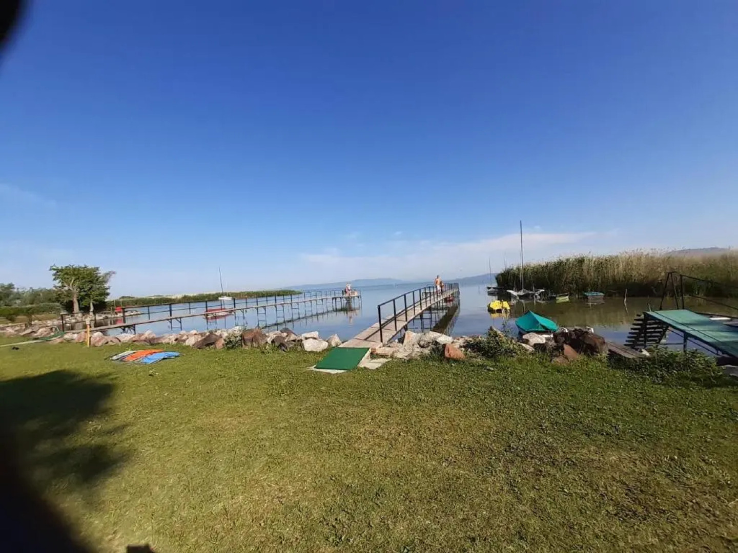 Vízparti gyermekbarát teljesen felújított Apartman, őrzött, saját strand, parkoló, étterem