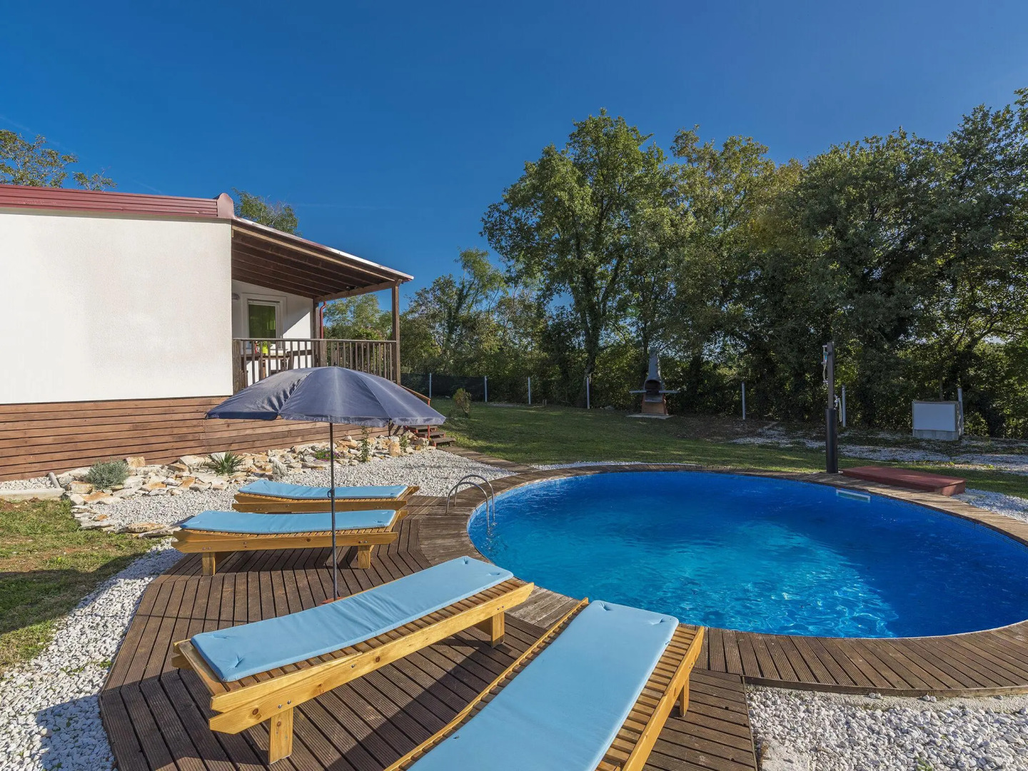 Holiday house with private pool for 6-8 persons in the holiday park Jelovci