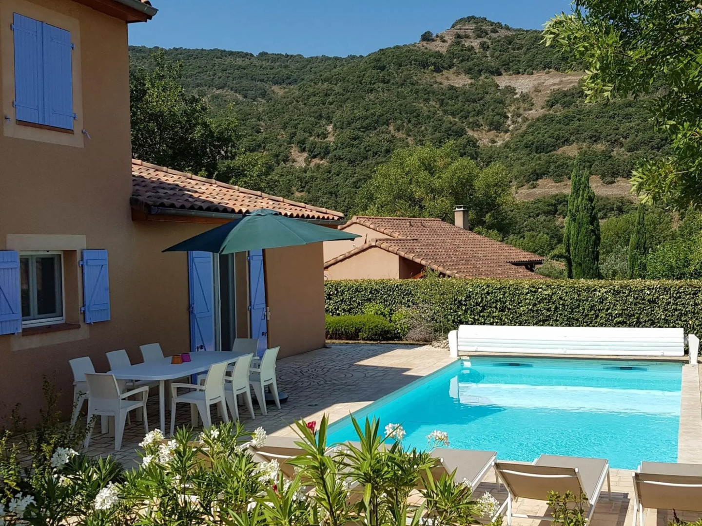 Elegant Villa in Les Mazes with Swimming Pool
