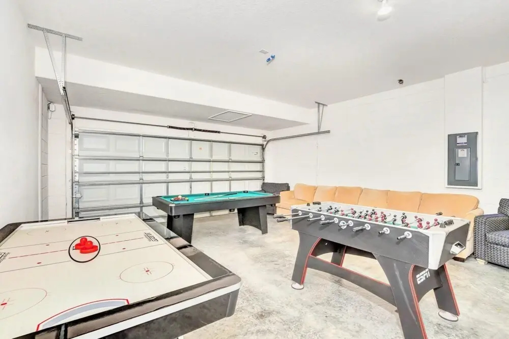 5BR Luxury Family Home - Pool BBQ and Netflix