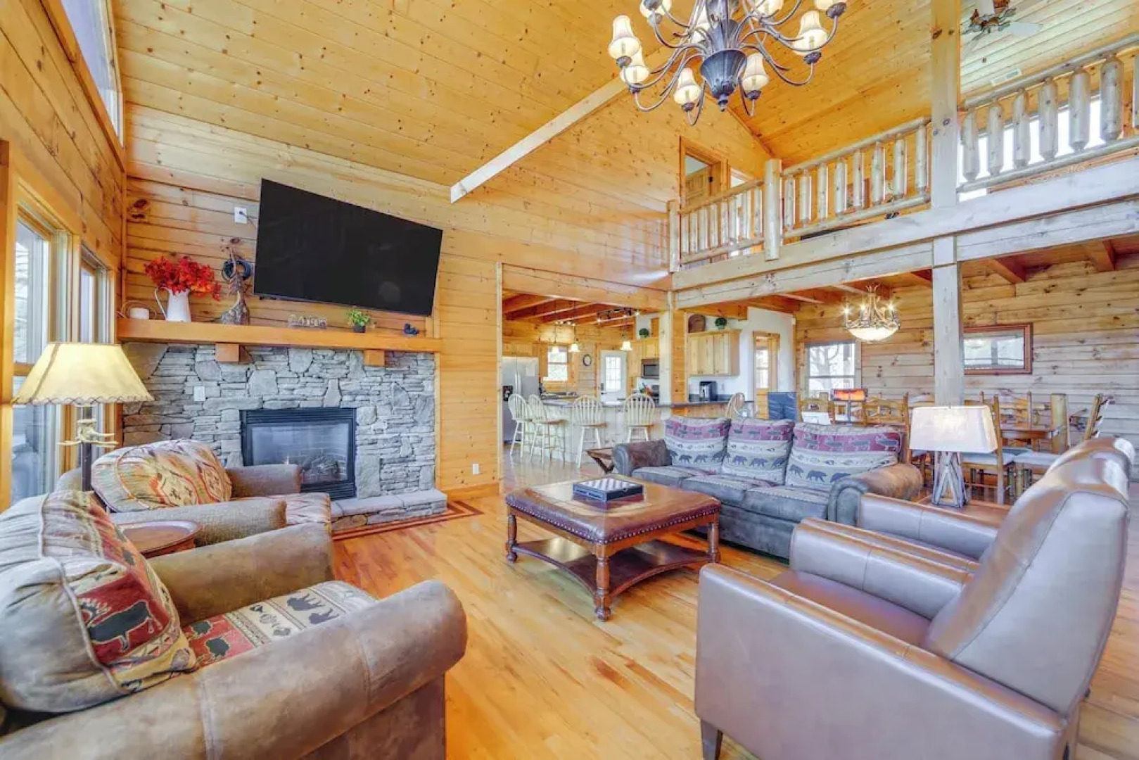 Luxury Mountain Cabin With Hot Tub & Pool Table!