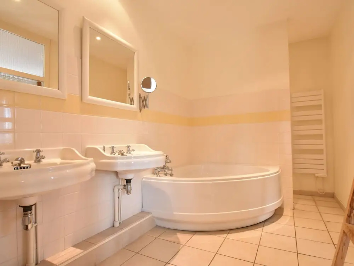 Spacious Mansion in Vinzelles With Swimming Pool