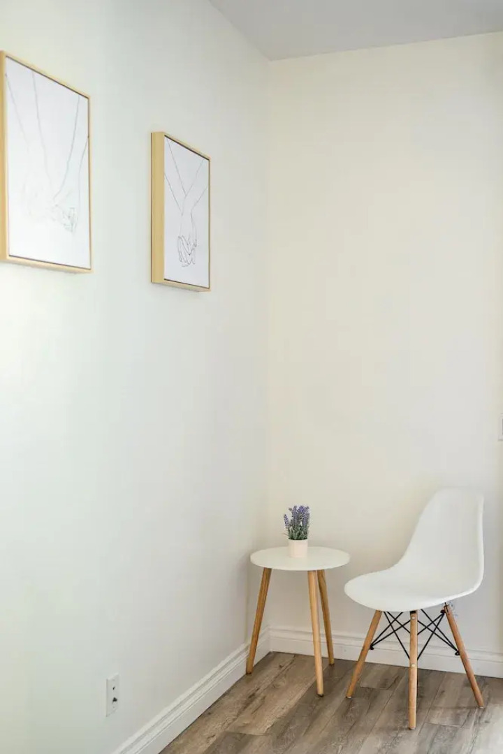 Private Entry Suite w Patio Bath Kitchenette