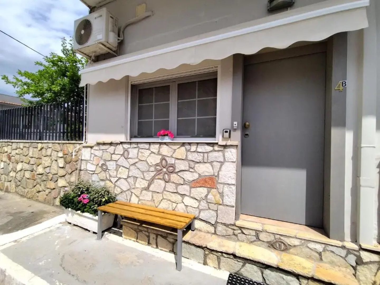 Luxury seafront house nearby Delphi