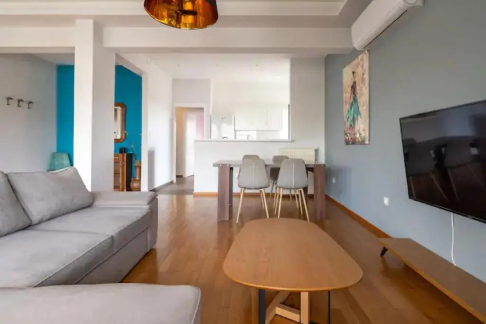 Βright Walled Designed Apt in Glyfada Center