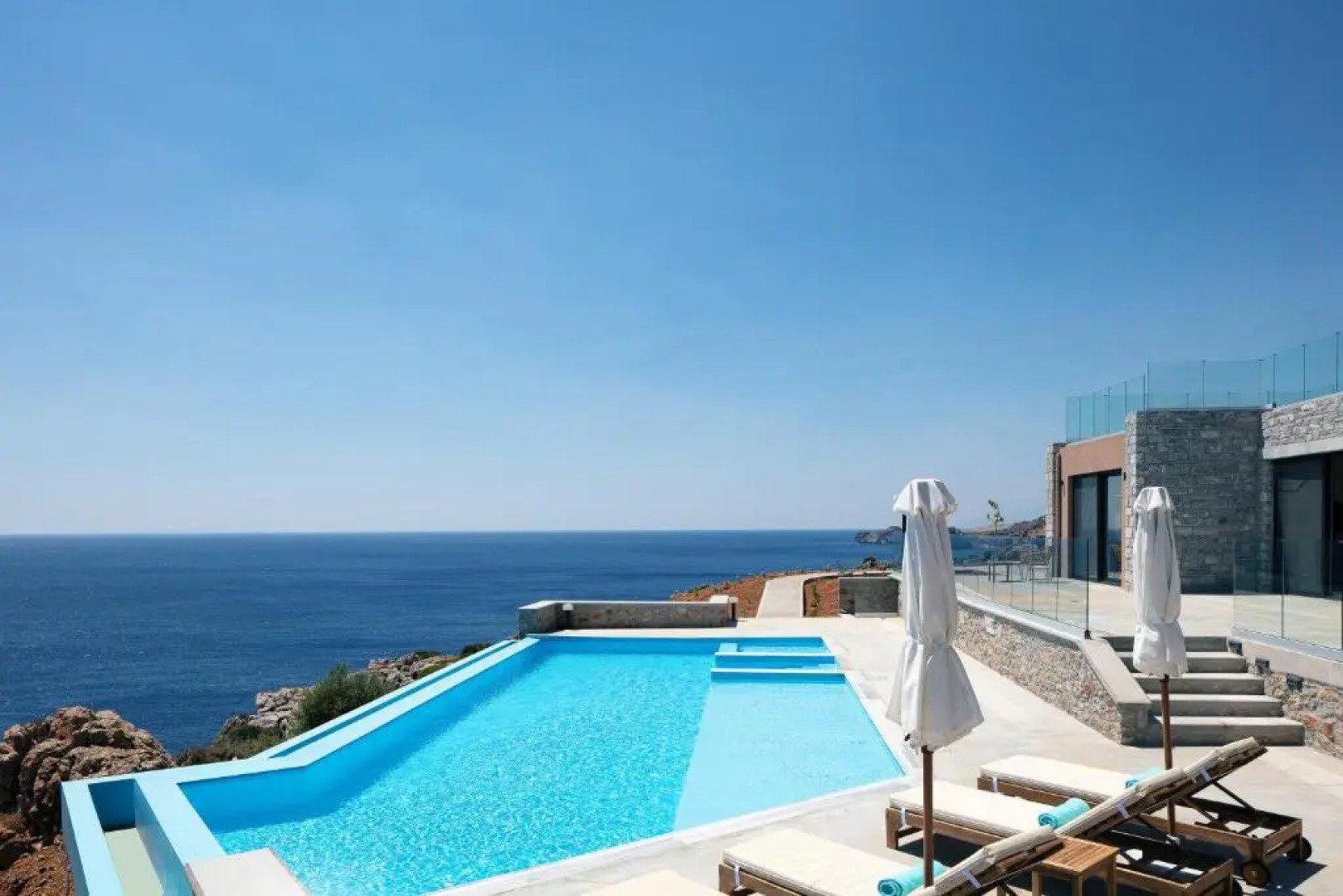 Seafront luxury villa with infinity pool & devine views!