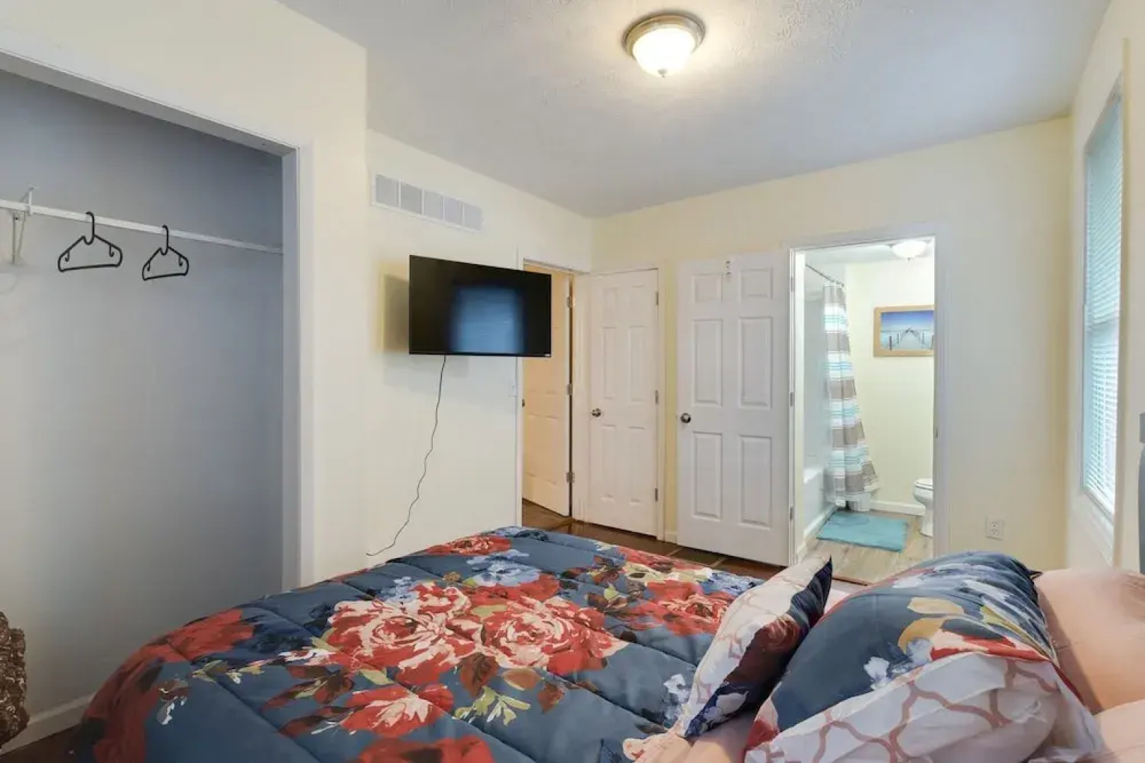 Amazing Centrally Located Apt Combo Near Uc, Hospital And Zoo! 2 Bedroom Apts by Redawning