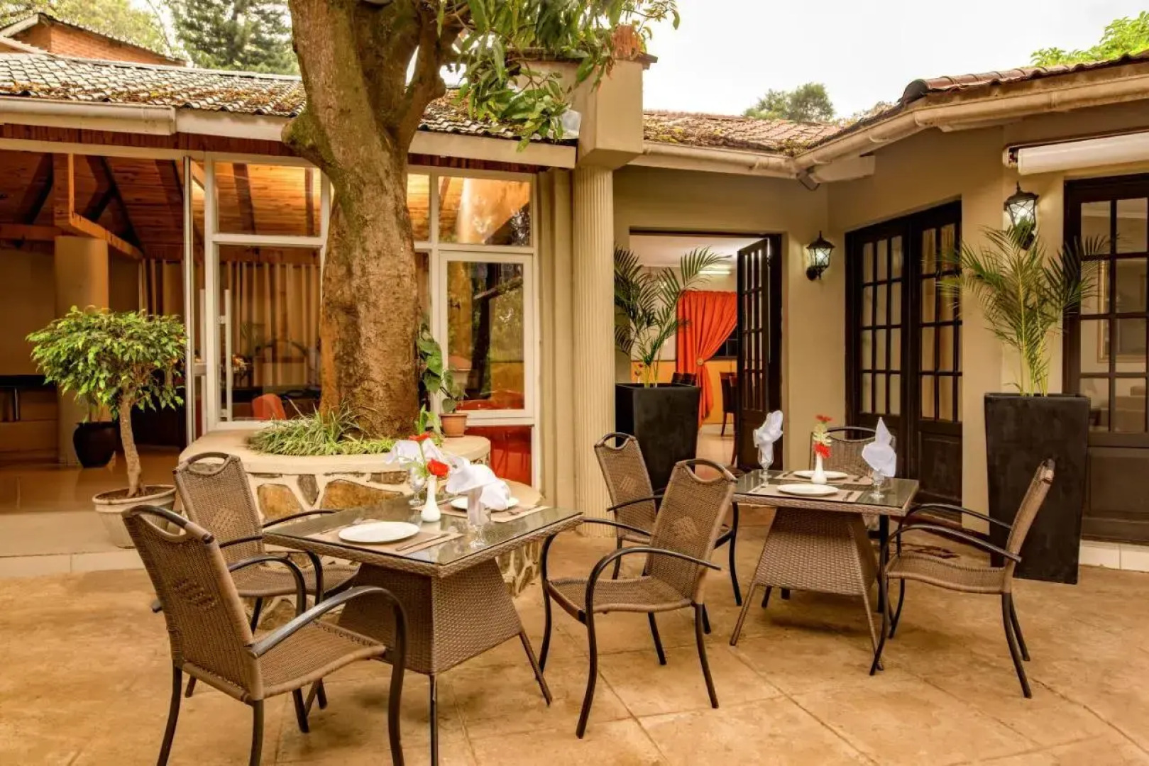 Serendib Suites & Conference Center