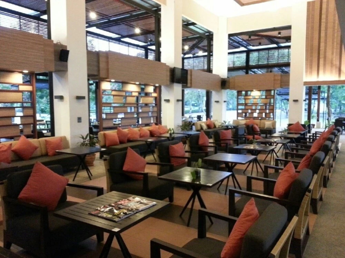 Lakeside Chalet by Mida