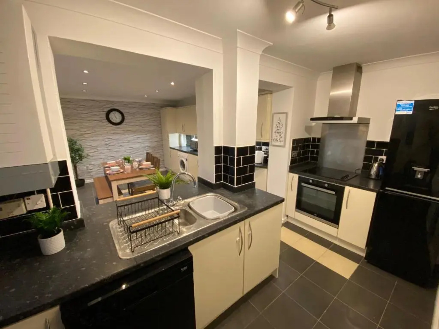 Lovely Family Home, 5 Minutes From the Beach