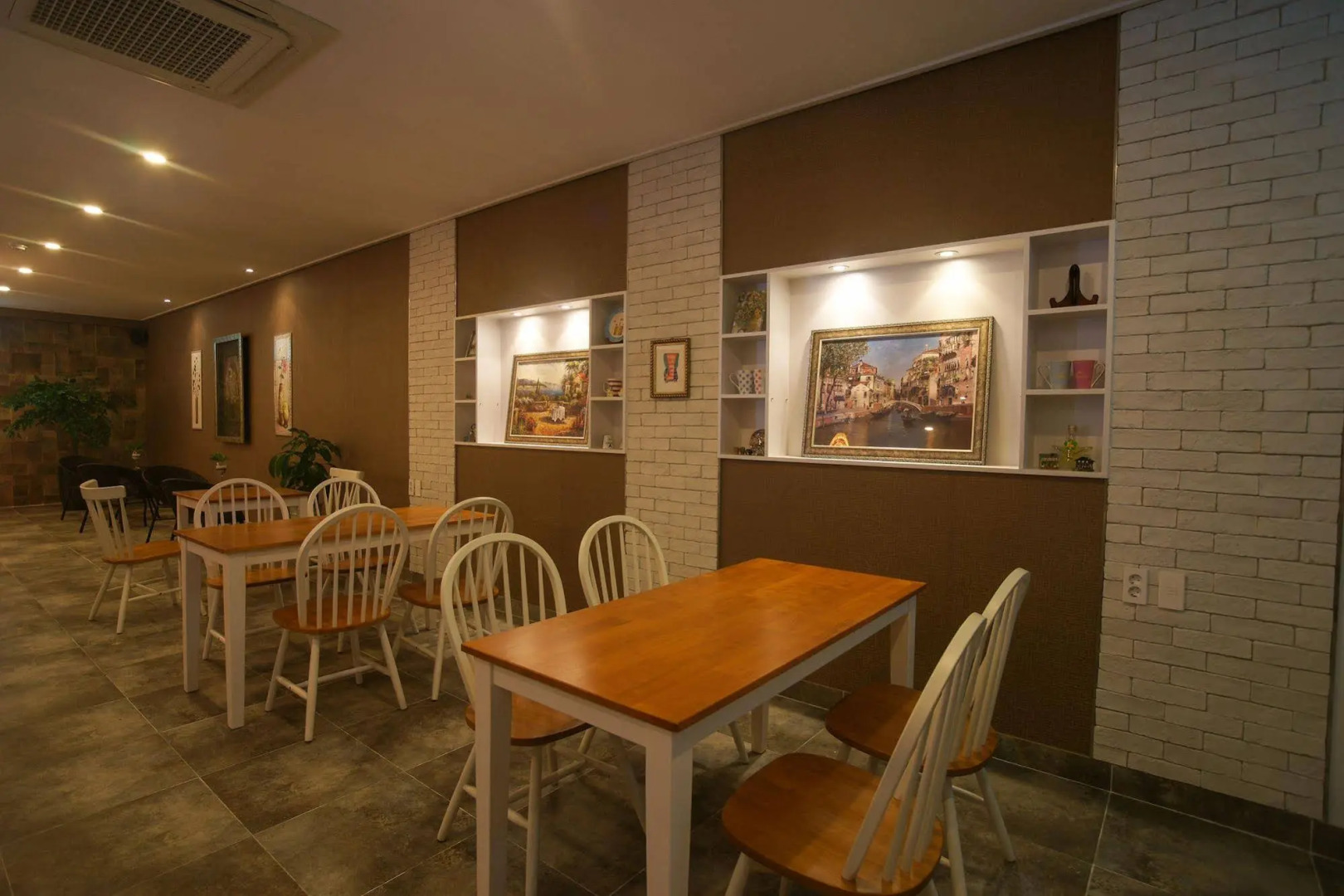 Orange Tree Hotel & Cafe