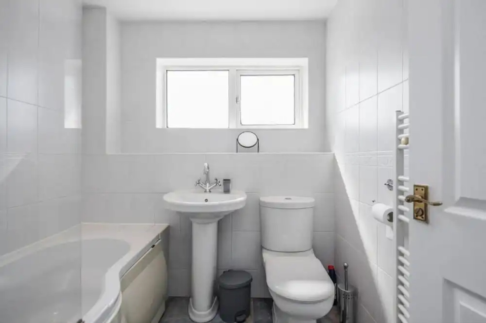 Cosy 3 Bedroom Home With Wifi, Parking & Garden