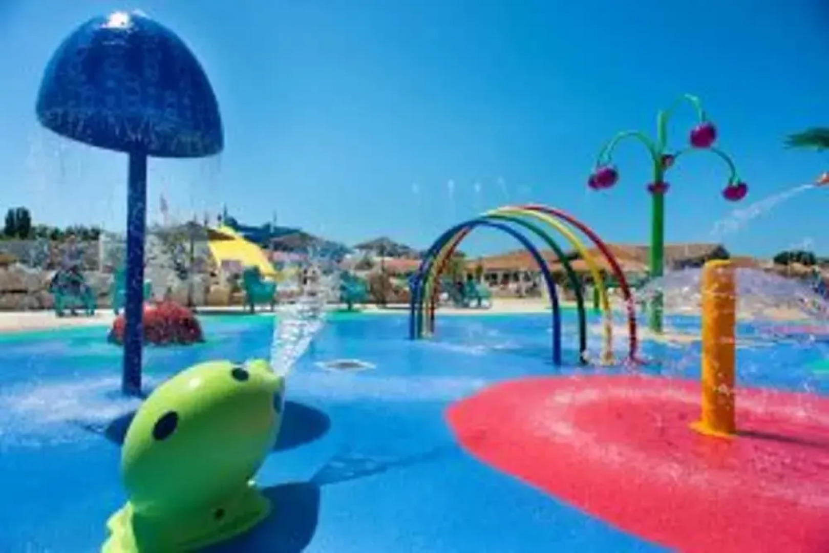 Property With 3 Bedrooms in Les Mathes, With Pool Access and Enclosed