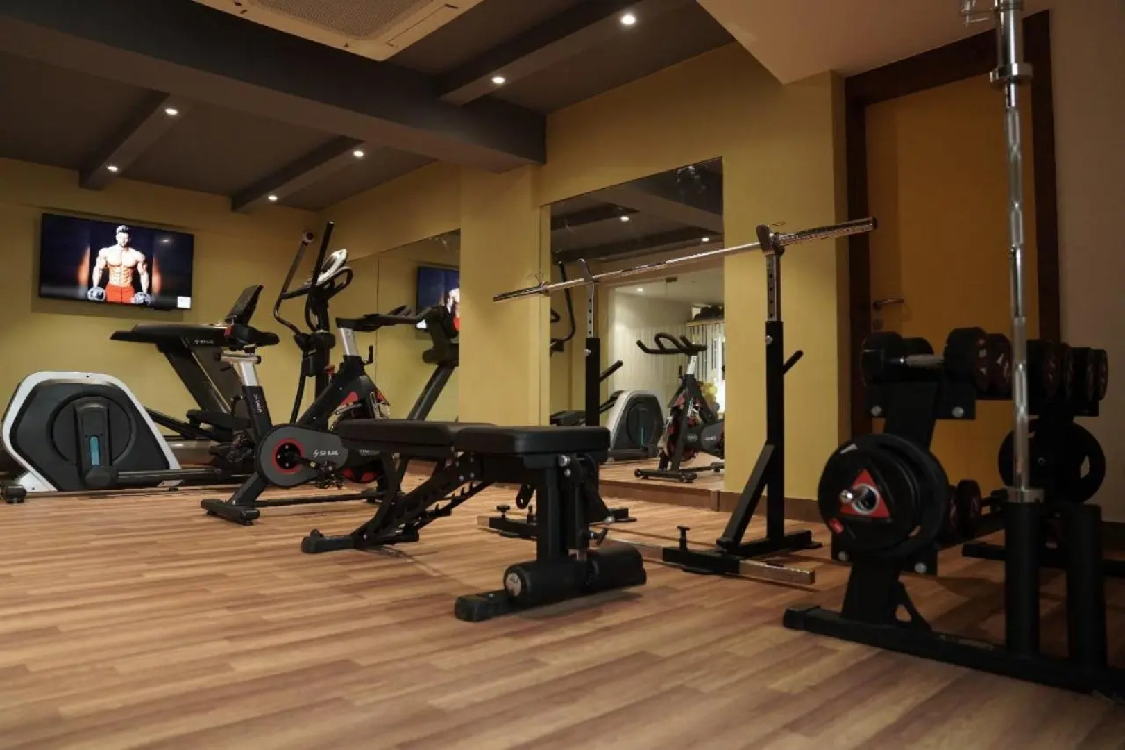 Royal Plaza Suites by RAK Rooms