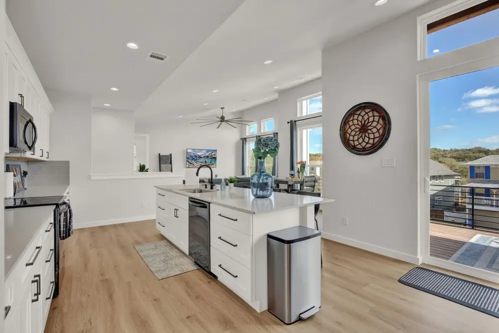 Stunning Lake Home W/pool-beach-gym-boat Access