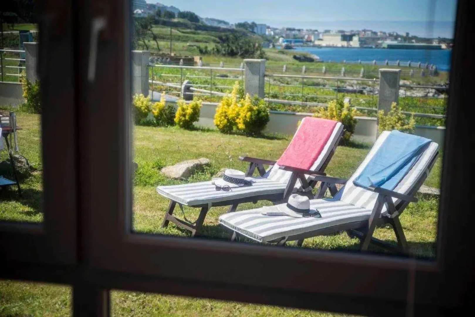 Chalet Pareado con Jardin en 1ª Linea de Mar