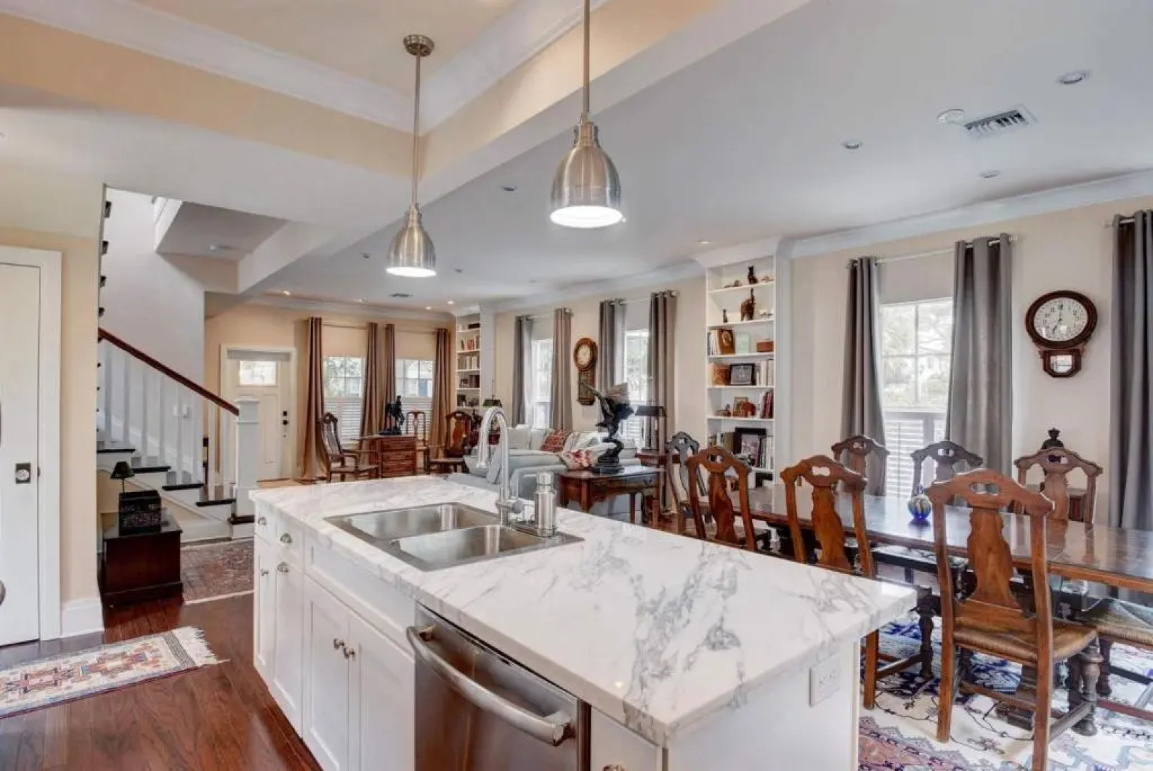 Grey Mist Modern 3bd 2ba on Quiet Street