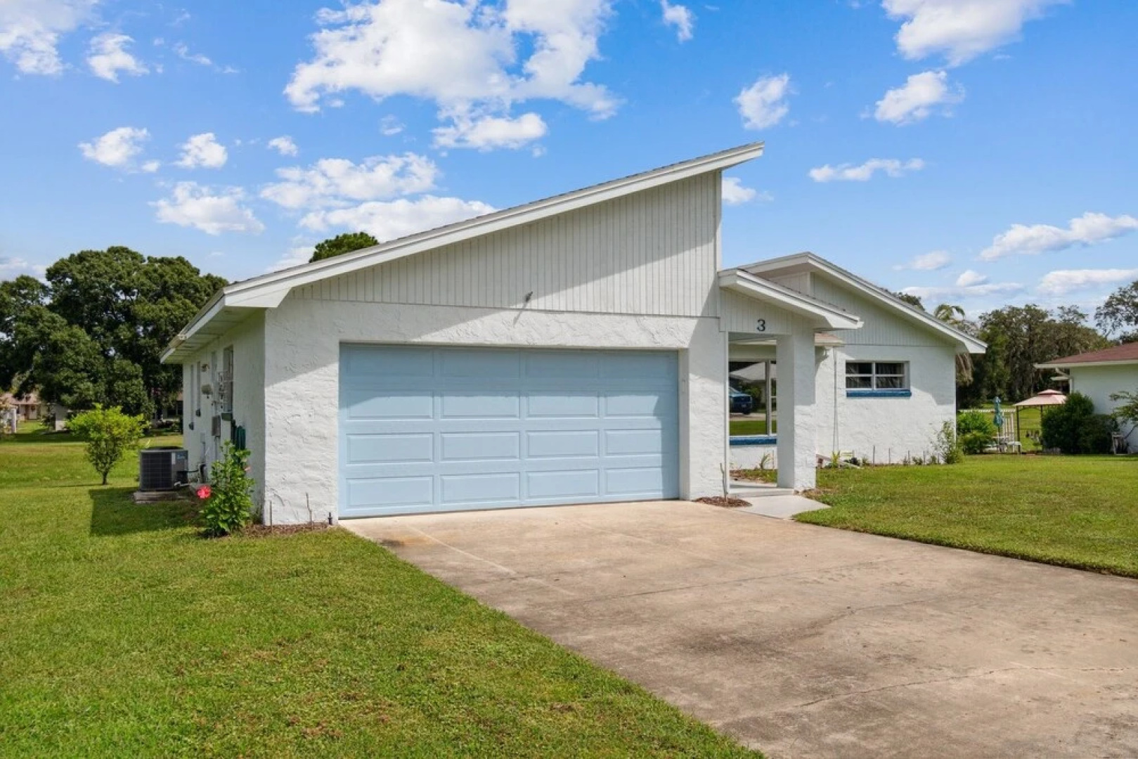 The Lake Home - Beautiful Oasis In The Heart Of Florida! 2 Bedroom Home by RedAwning