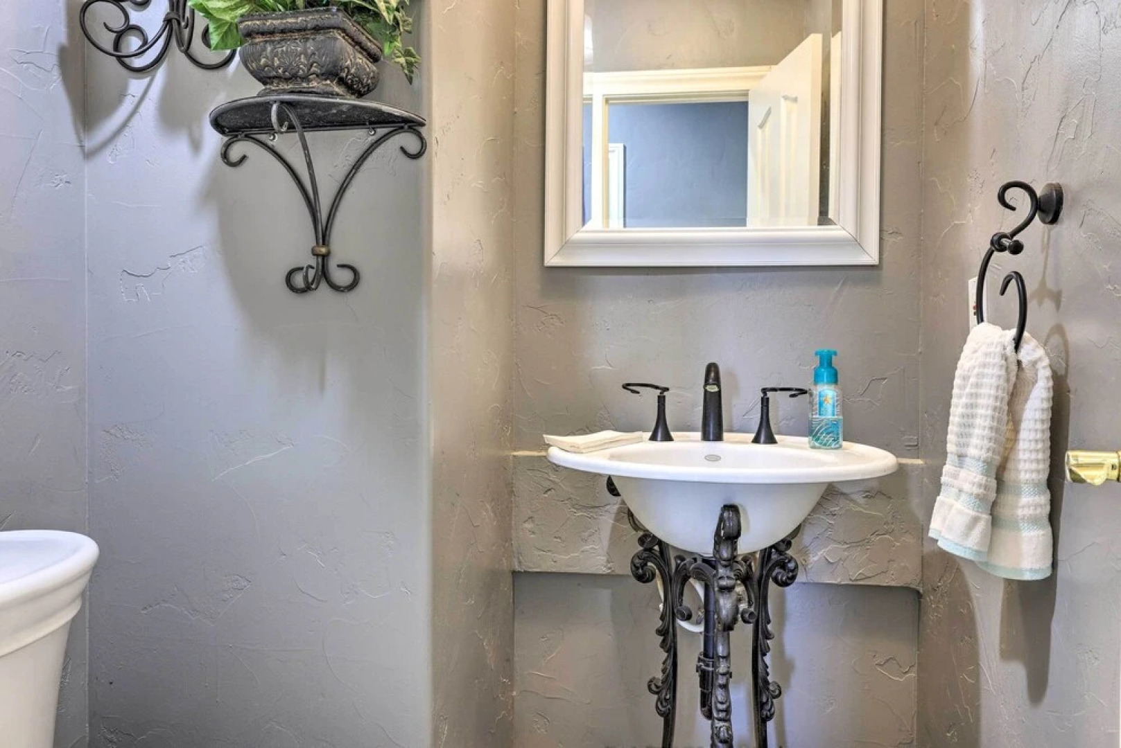 Extravagant 4,500 Sq Ft Home in Hill Country!