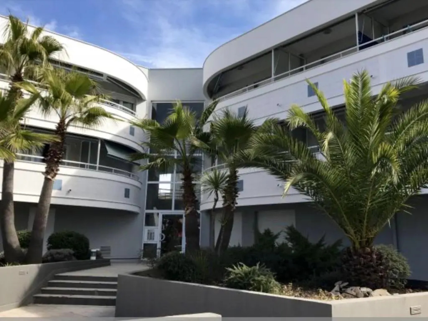 F2 Immeuble les pieds dans l'eau