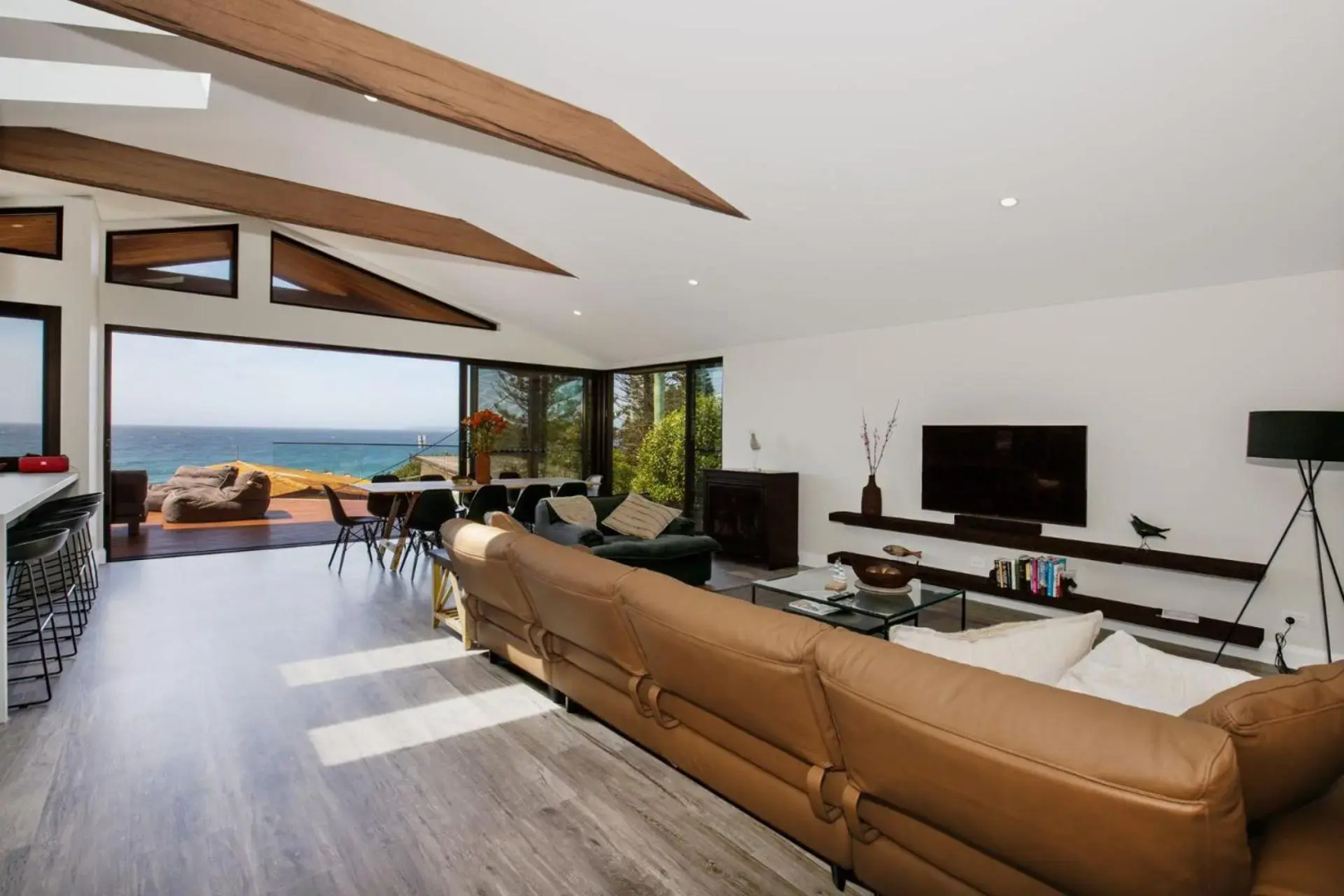 Seaview - Pet Friendly with Stunning Views - 1 Min to Beach