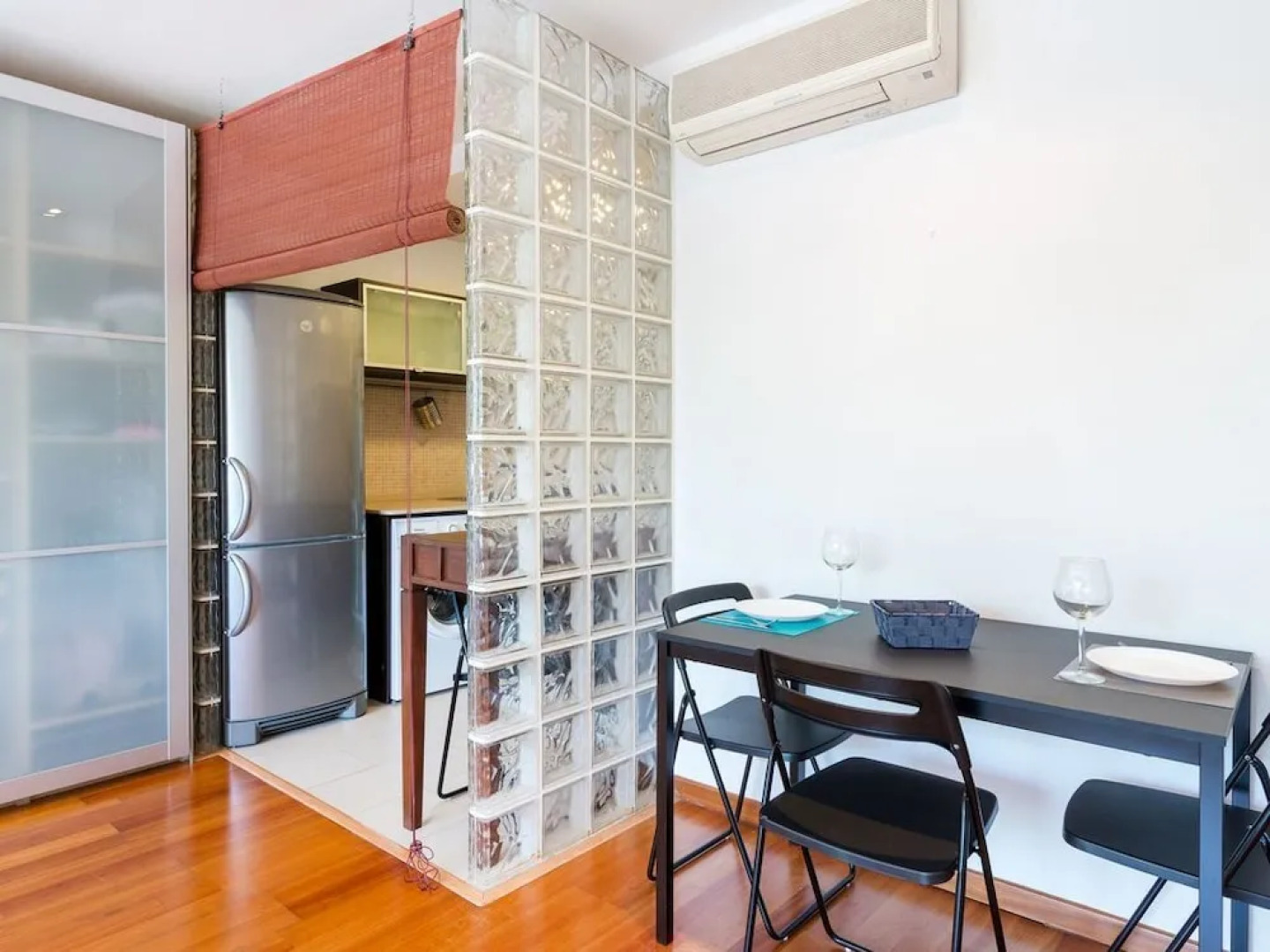 Beachfront studio 20 mins to bcn center