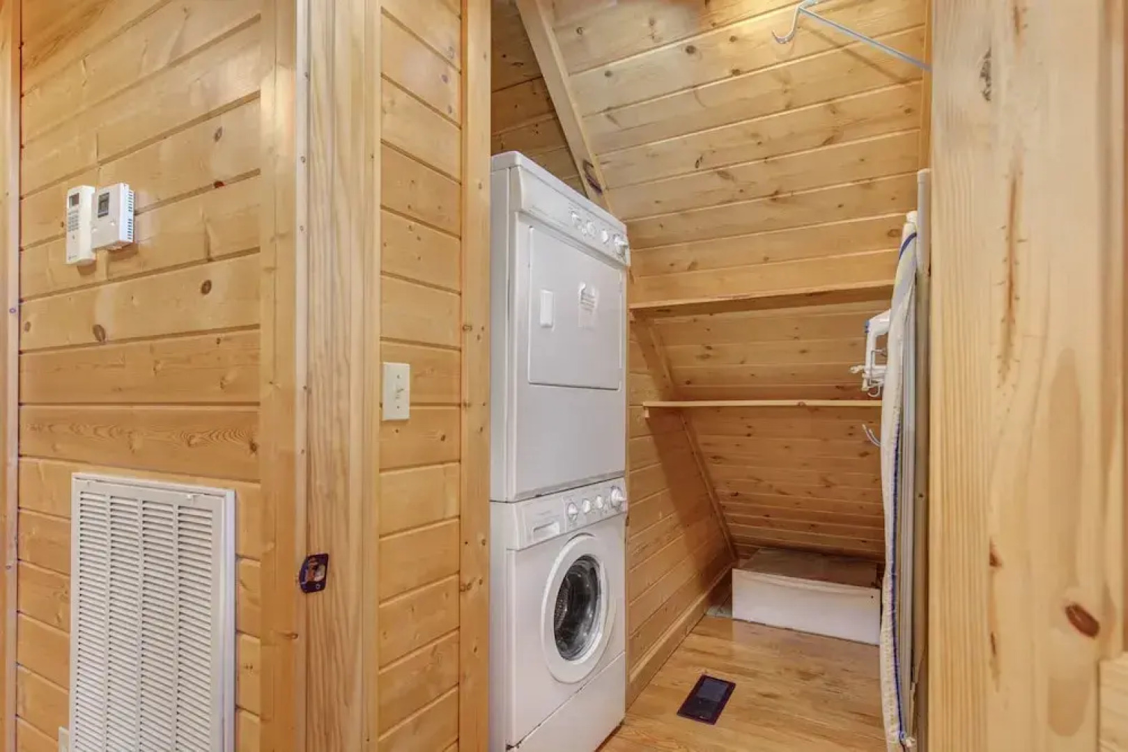 Woodland Wonder w/ Hot Tub and Pool Table!