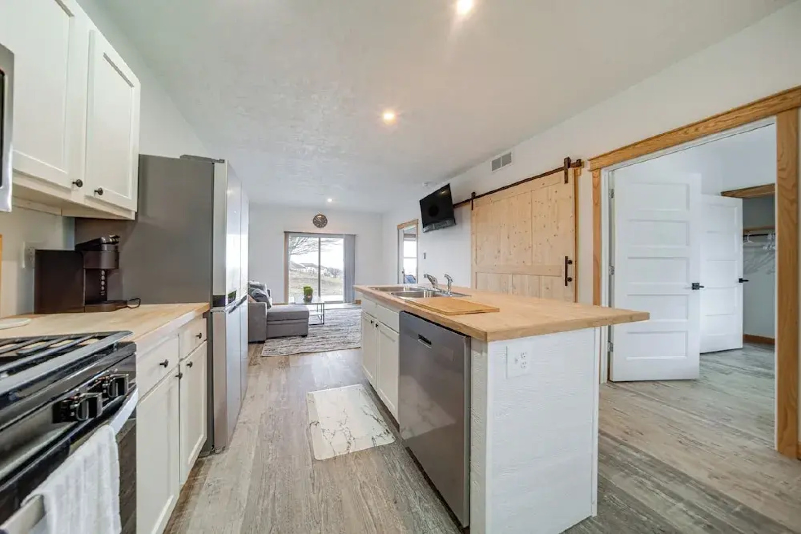 4 Mi to Lake: Golf-view Erie Condo w/ Porch