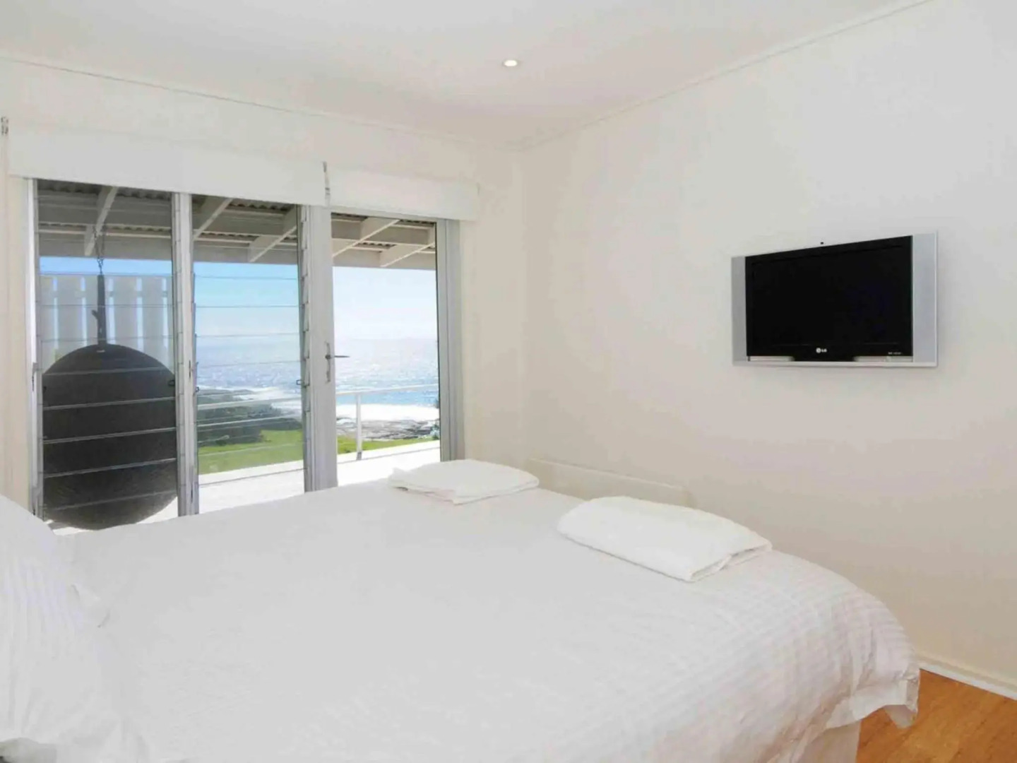 ONE TREE Gerroa 4pm check out Sundays