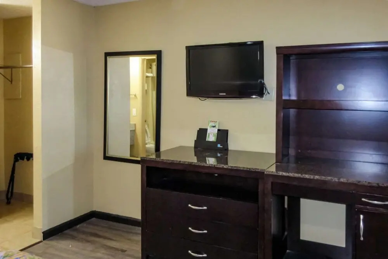 Econo Lodge Inn & Suites