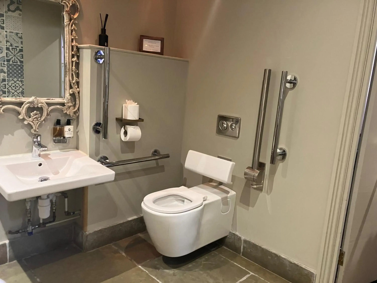 Le Petit Chateau & William de Percy