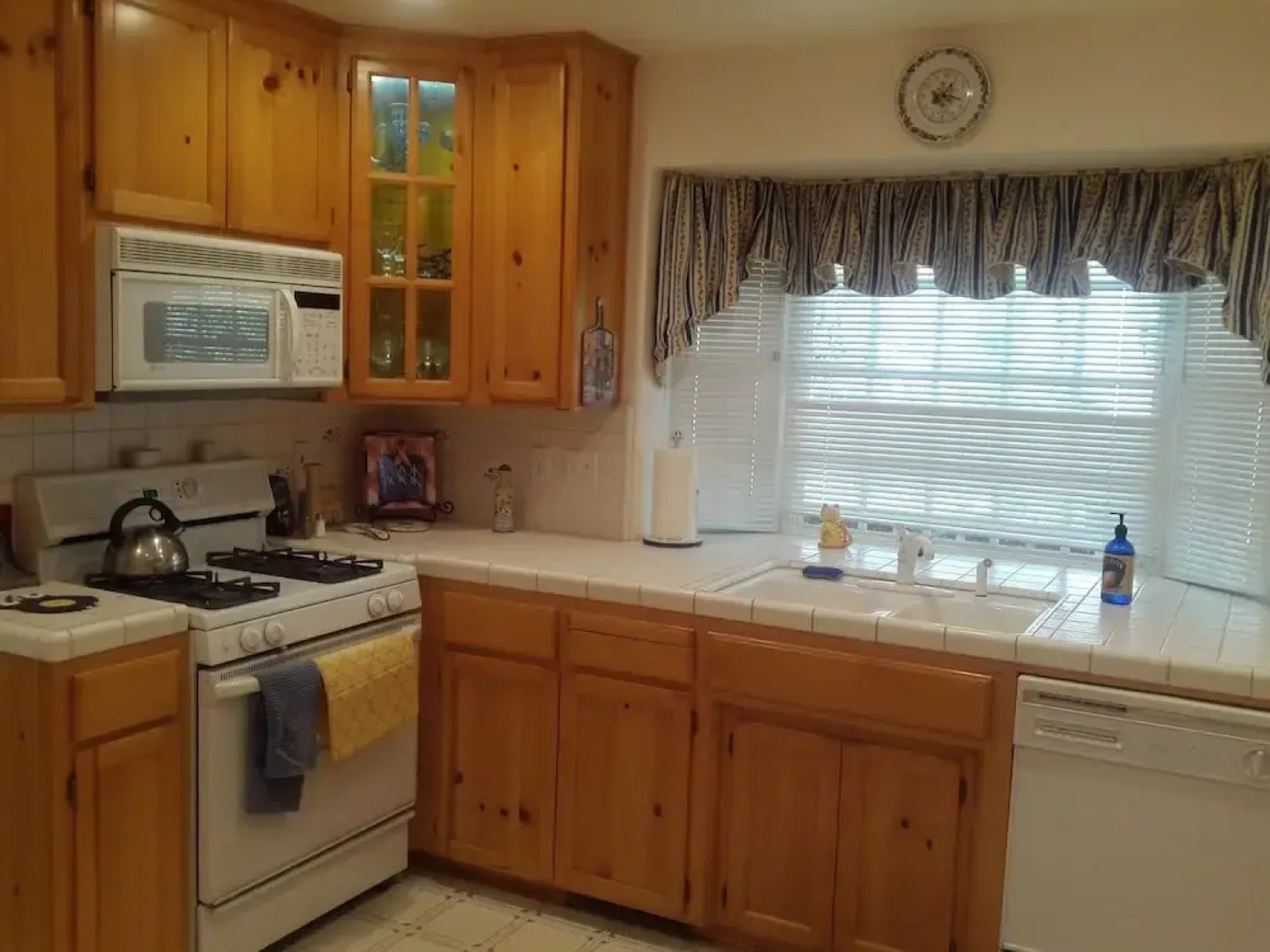 Farmhouse At The Lake 84 3 Bedroom Cabin by Redawning