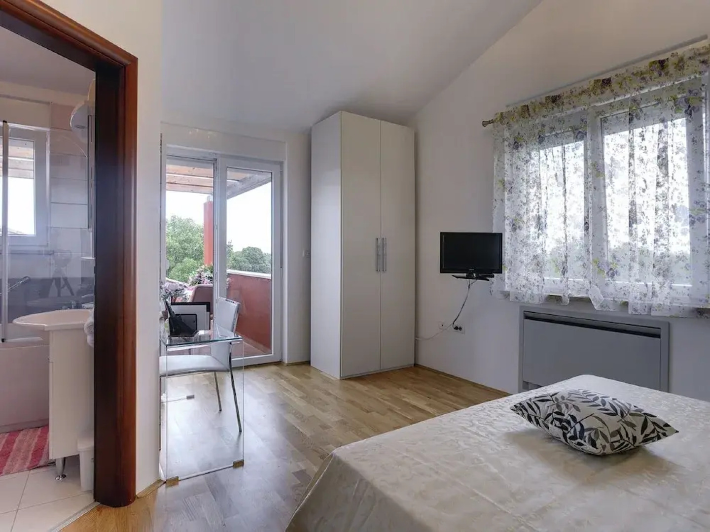 Modern Holiday Home With Pool in Bratulici