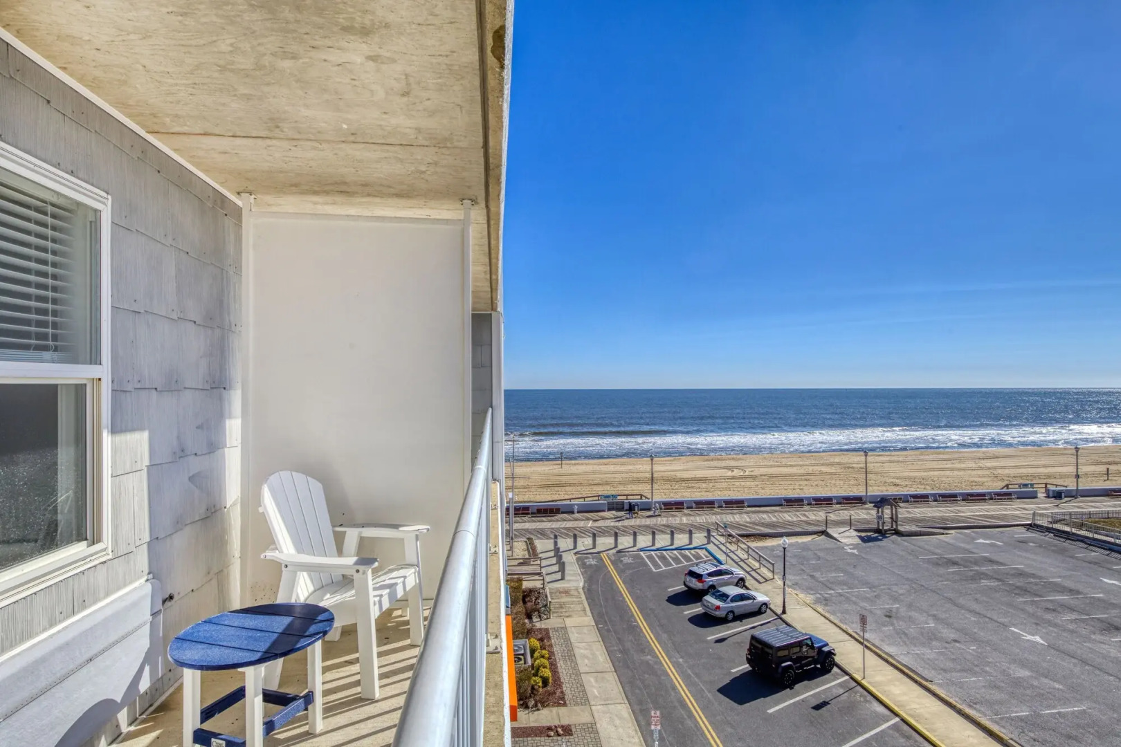 Commander Hotel & Suites