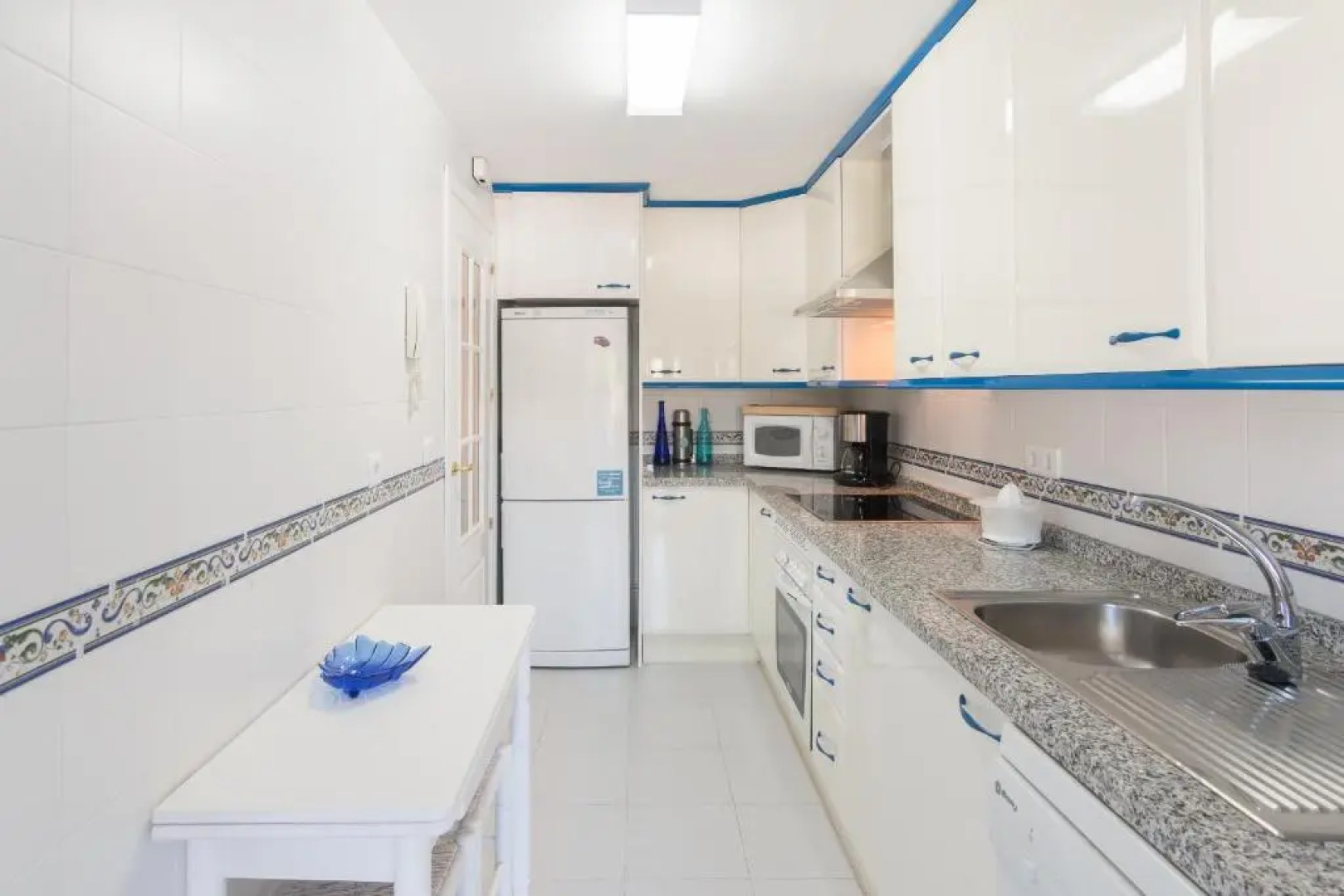 2233-Lovely 2 bedrooms on the beach, pool and port