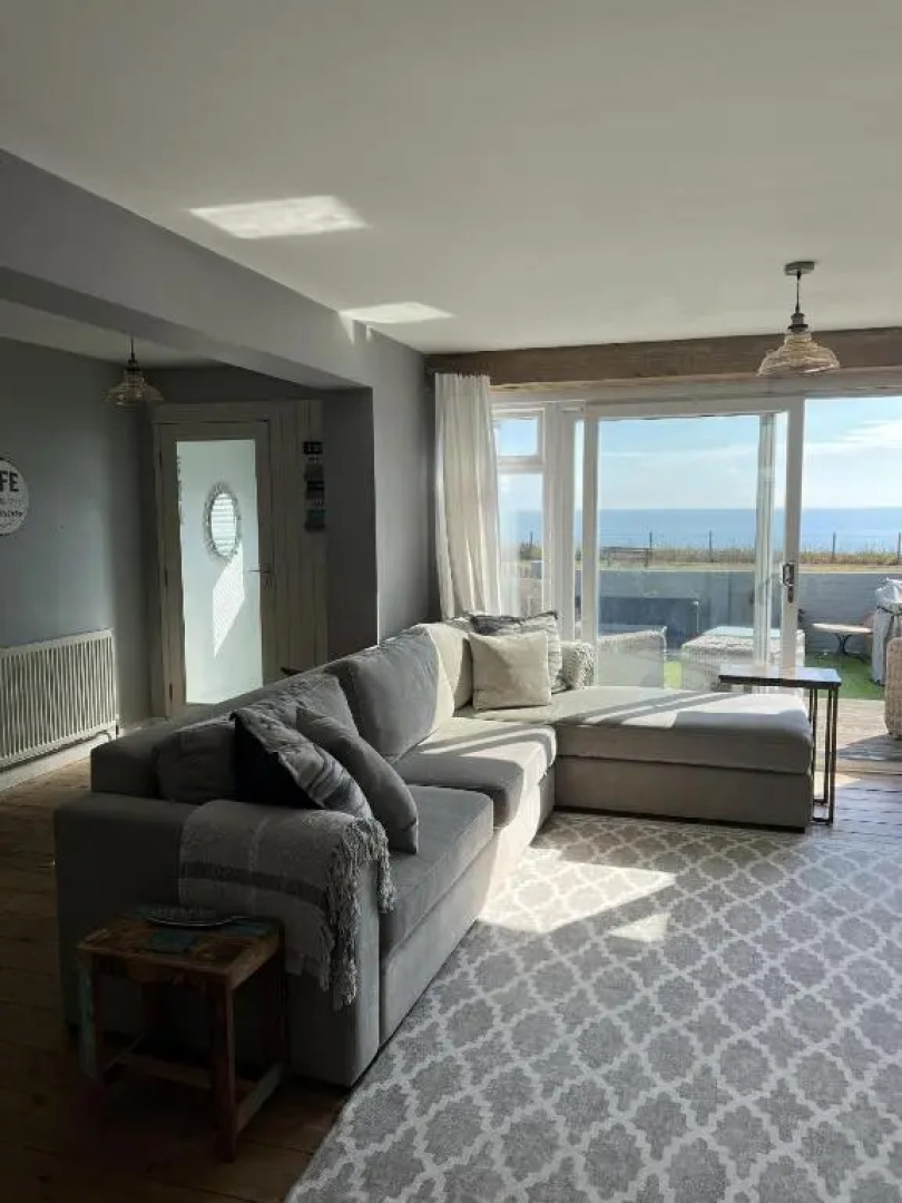 Sea Facing 2Bd Terraced Home - Peacehaven