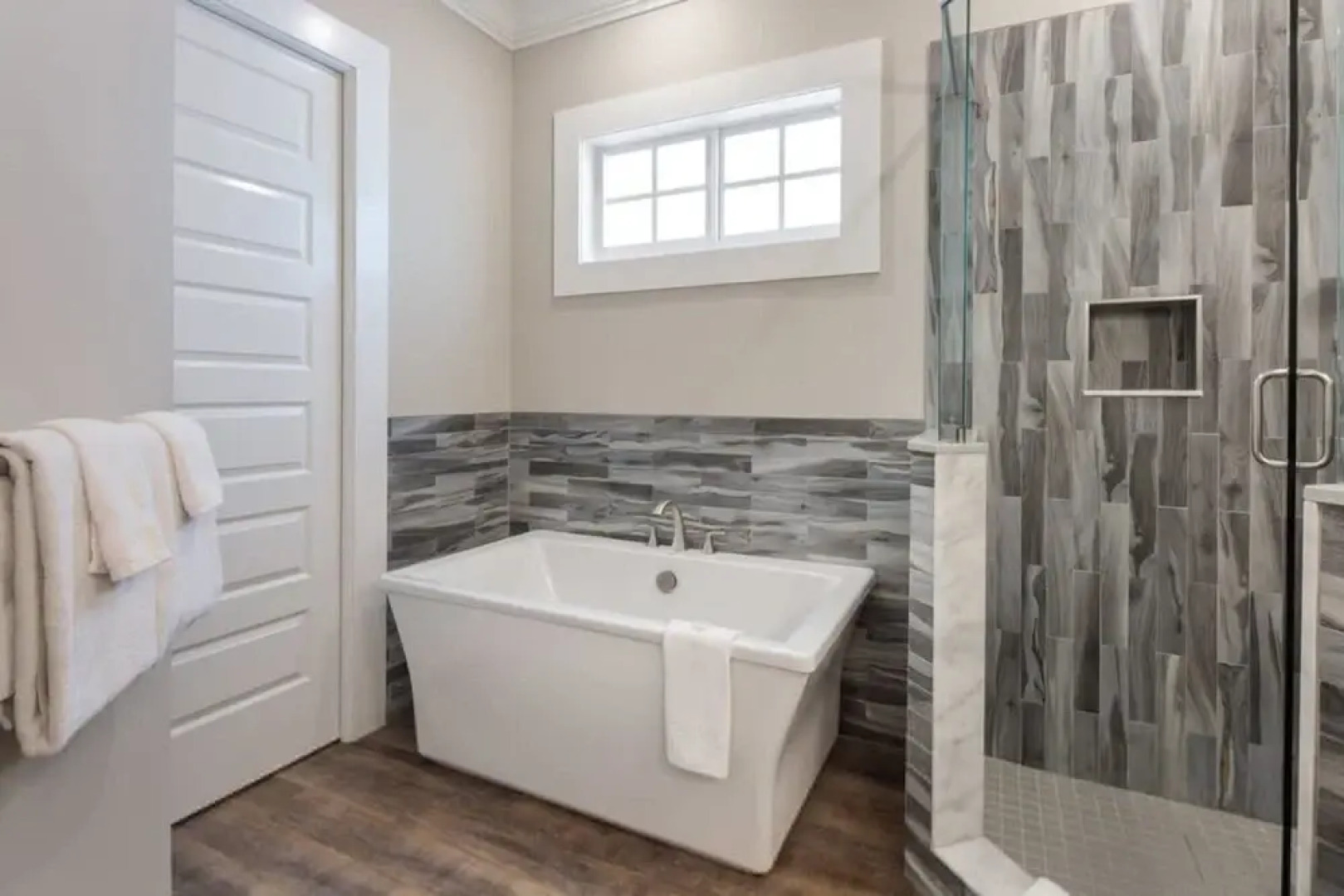 Mirador House by Brightwild Pool Dock