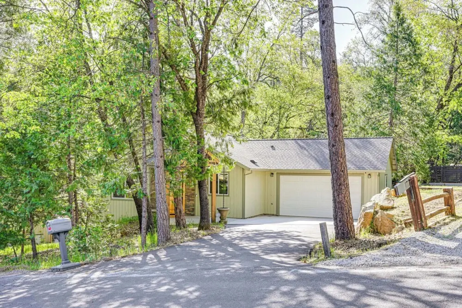 Game Room & Patio: Picturesque Home in Sonora