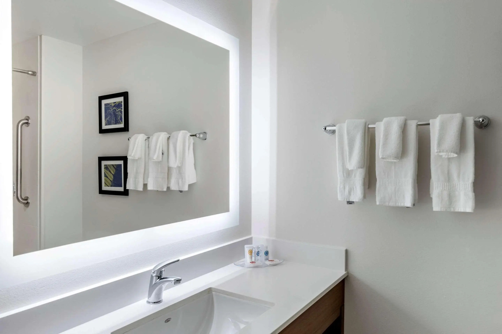 Comfort Suites Grandview - Kansas City