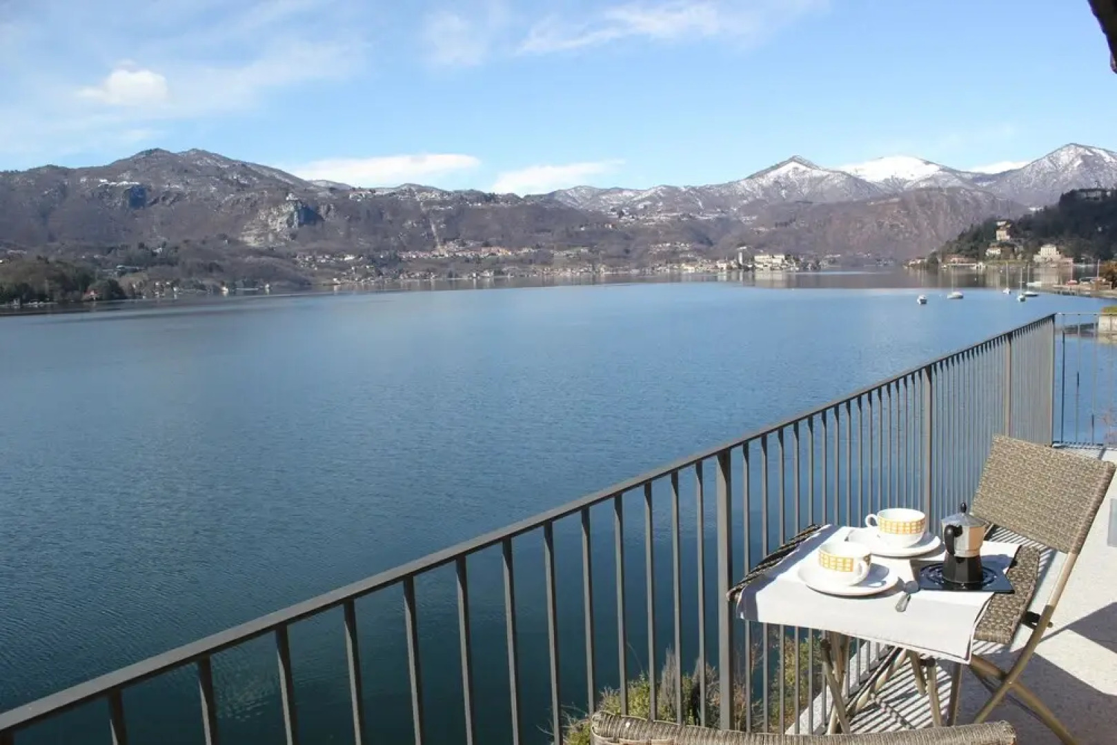 Lakefront Apartment With Spectacular Views