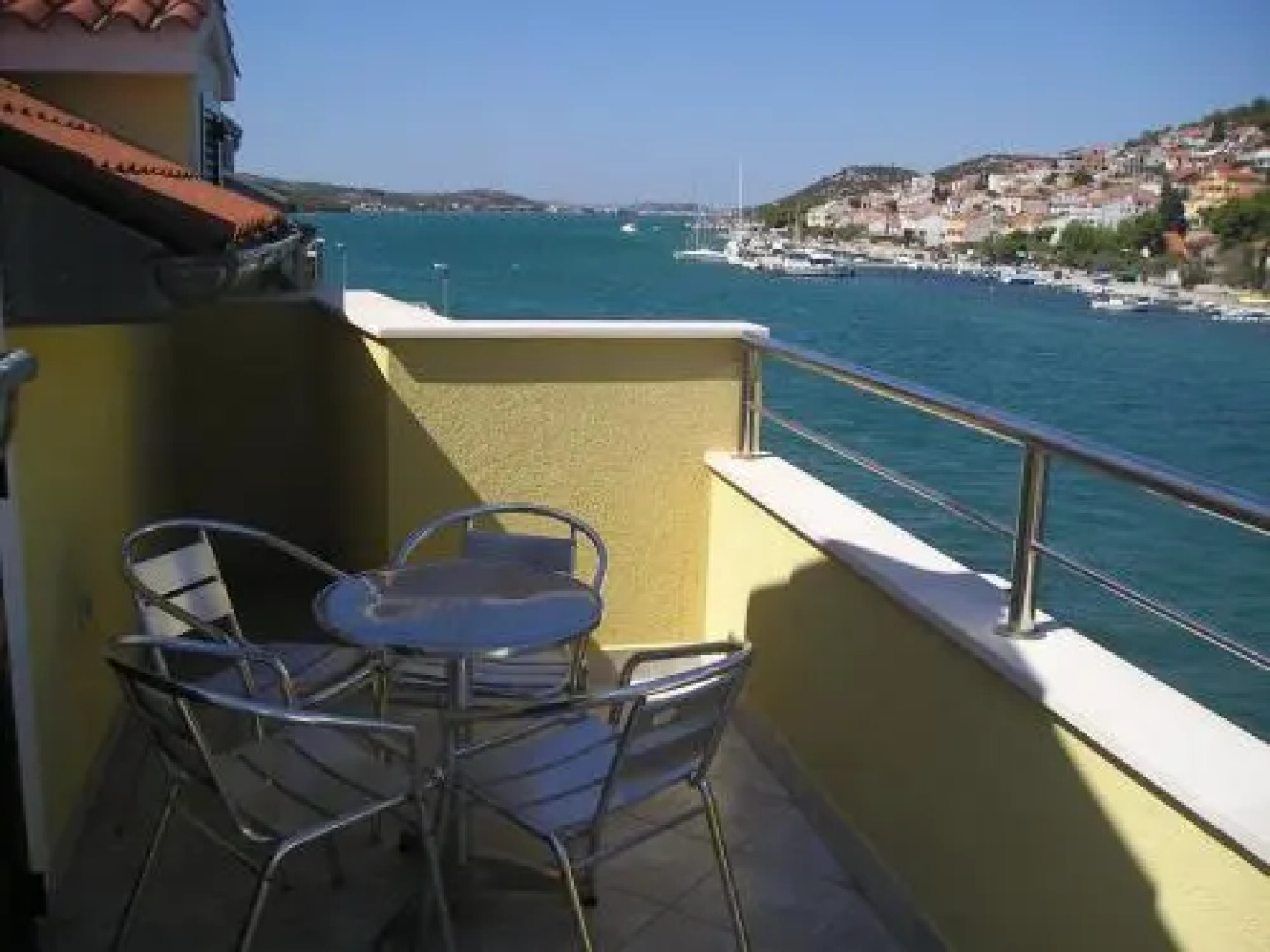 Apartments Luna Tisno