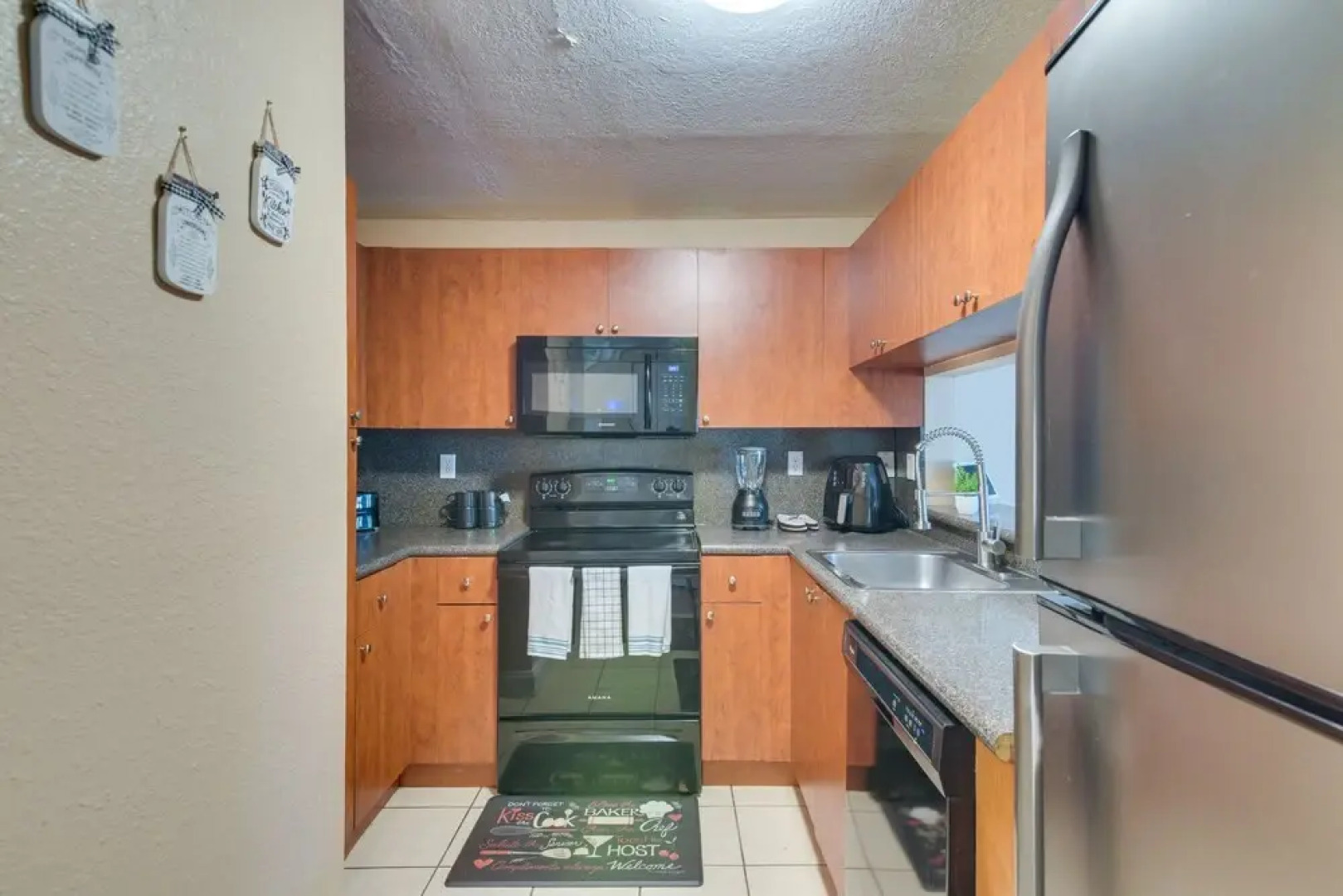 Opa-locka Townhome, 15 Mi to Miami Beach!