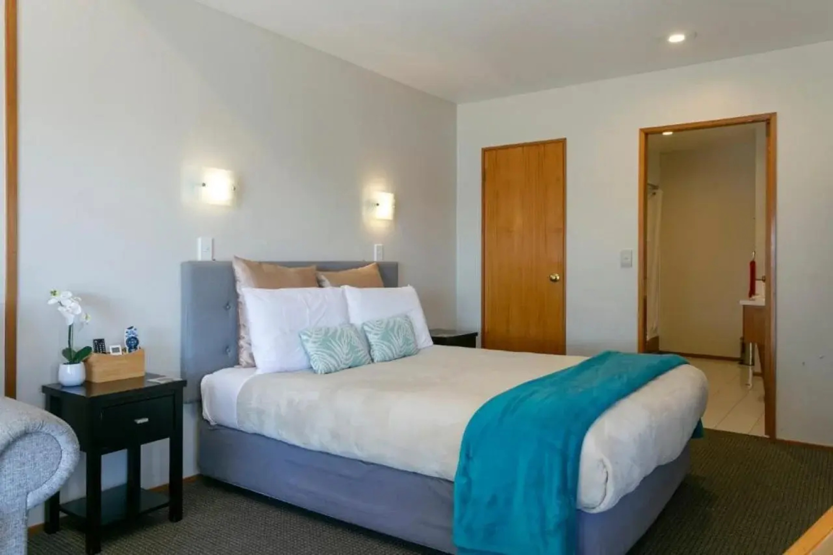 Cascades Lakefront Motel
