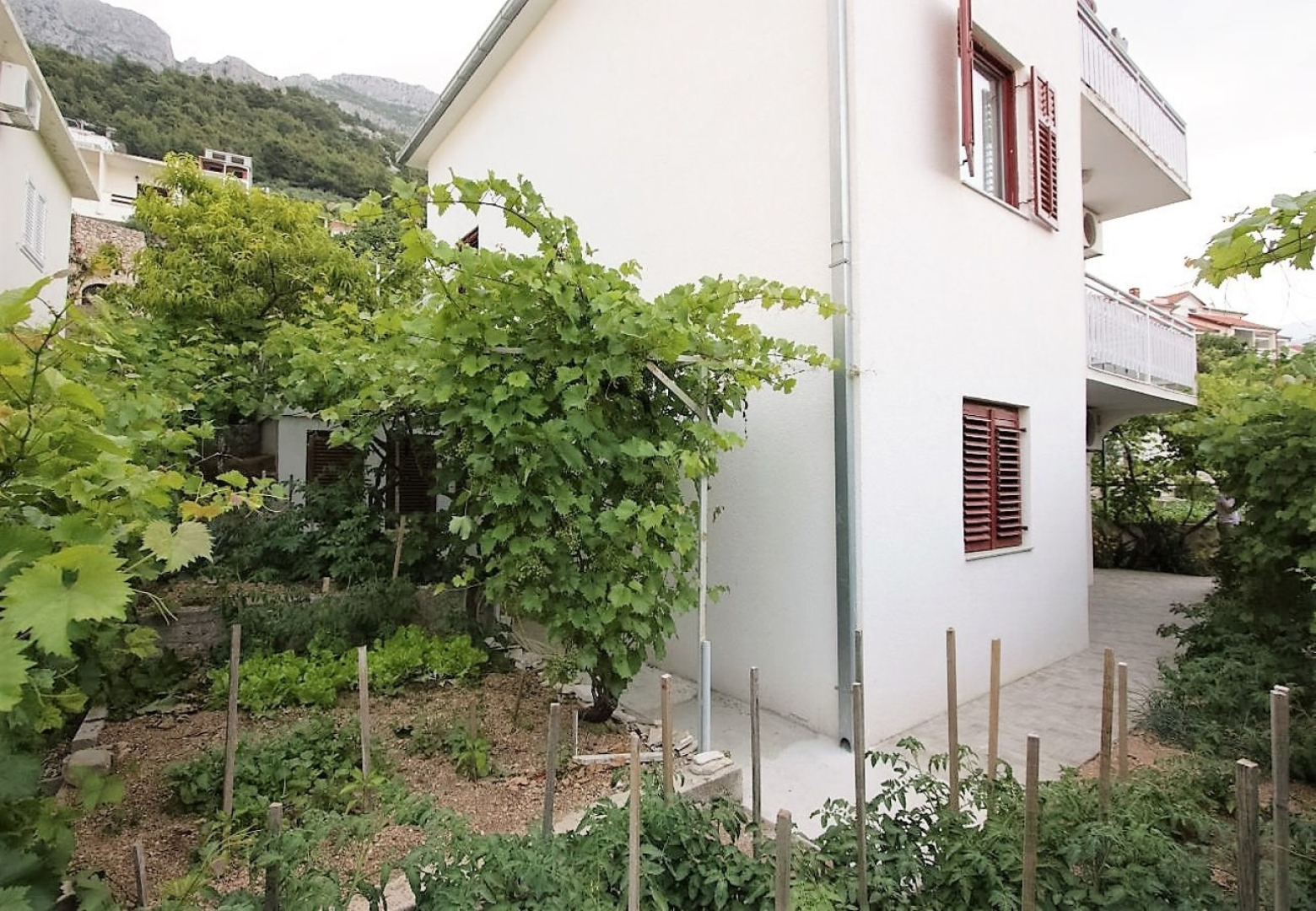 Apartment Šera - 50 m from beach: A3 Pisak, Riviera Omis