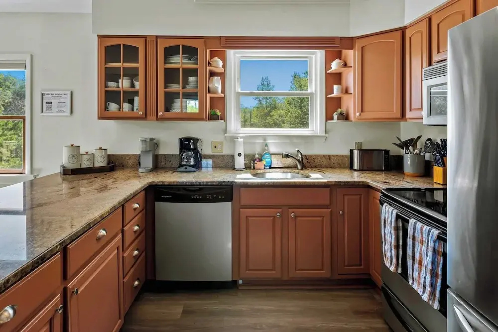 Lake It Right by Avantstay Lakefront w/ Dock, Hot Tub, Fire Pit & Game Room